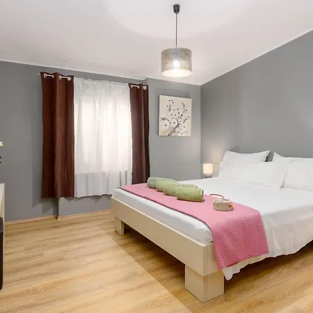 Timy Villa With Pool Apartman