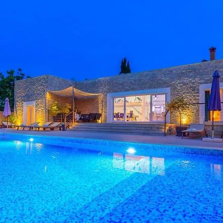 Timy Villa With Pool