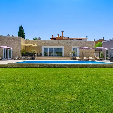 Timy Villa With Pool Apartment
