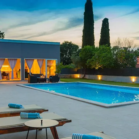 Apartment Timy Villa With Pool *
