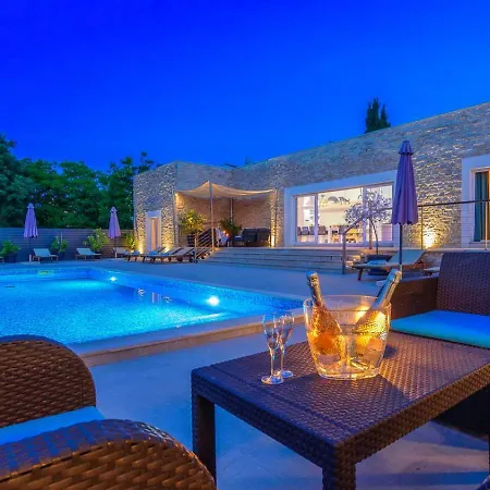 Apartment Timy Villa With Pool Rovinj