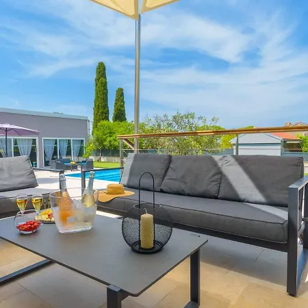 Timy Villa With Pool