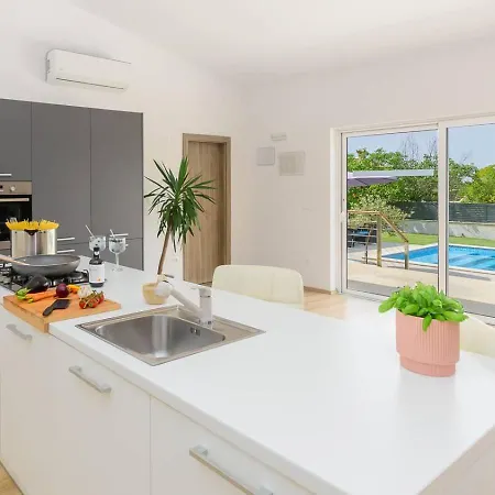 Timy Villa With Pool Apartment *